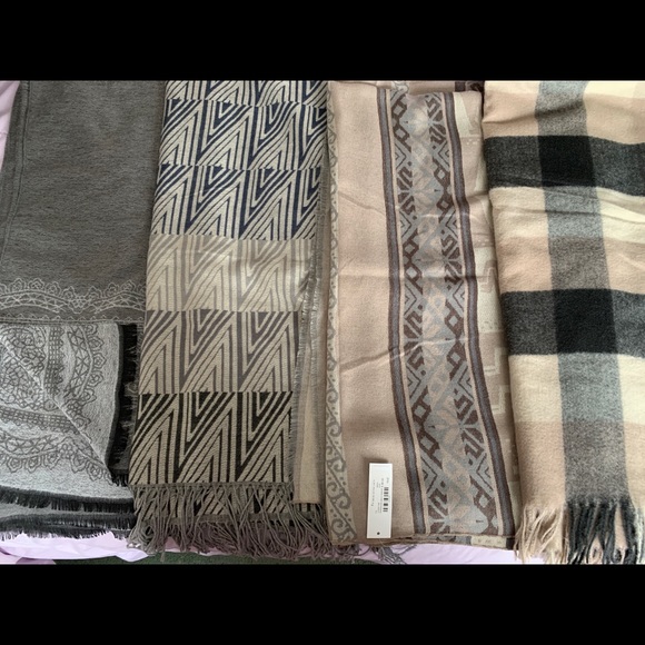 Beautiful wraps and Ruanas all brand new - Picture 2 of 5